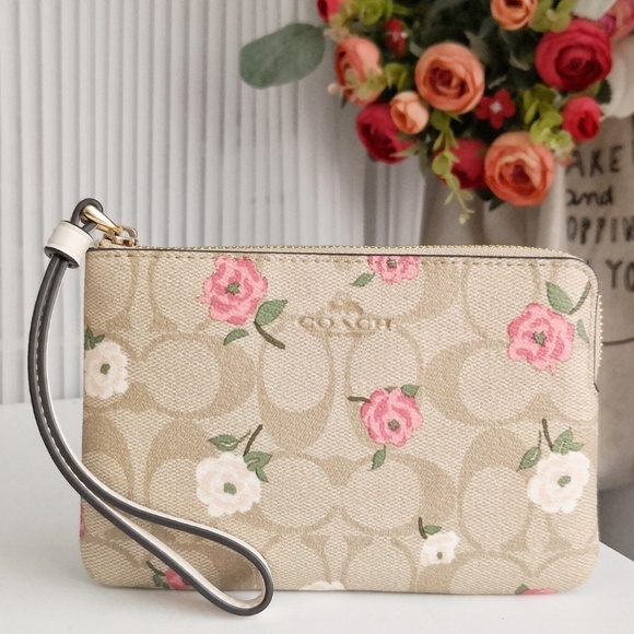 NWT Coach Corner Zip Wristlet In Signature Canvas With Floral Print CR973 - Picture 1 of 3